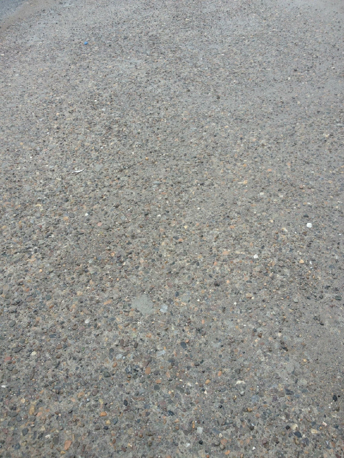 青岛加油站路面露骨